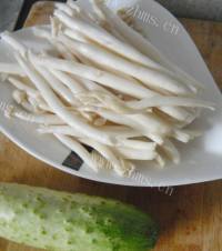 美味瓜条炒鲜菇做法图解1)