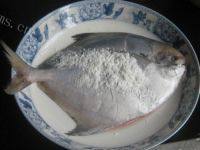 美味的干烧鲳鱼做法图解3)