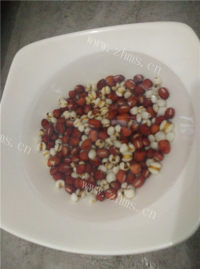 美味佳肴般的红豆薏米汤做法图解1)