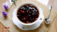 香甜的桑葚雪耳桃胶糖水做法图解6)