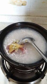 美味的皮蛋瘦肉粥做法图解2)