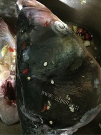 家常菜双椒鱼头做法图解1)