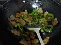 家常菜腊肉炒青椒做法图解3)
