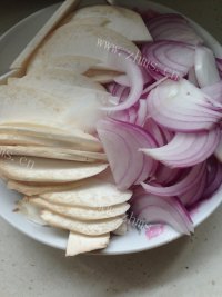 美味食用菌洋葱炒杏苞菇做法图解2)
