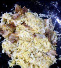 美味的东北酸菜炒五花肉做法图解6)