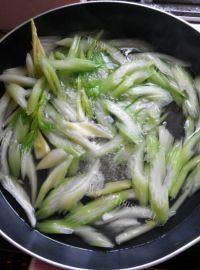 家常菜西芹炒香肠做法图解3)