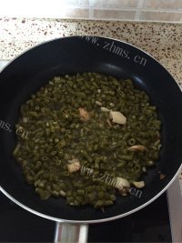 美味的酸豆角炒肉末做法图解4)