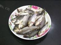 美味的五香小鲫鱼做法图解1)