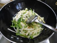 家常菜青椒炒茭白做法图解8)