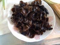 家常菜木耳炒肉片做法图解2)