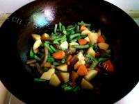 家常菜肉皮炖豆角做法图解6)