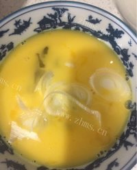 家常蒜苗鸡蛋炒饭做法图解4)