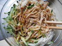 色味俱佳的黄瓜拌金针菇做法图解6)
