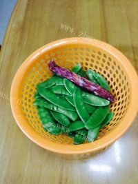 家常菜腊肠炒荷兰豆做法图解1)