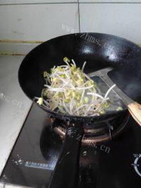 小朋友喜欢的素炒豆芽做法图解6)