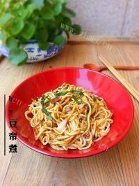 美味的香菇肉酱面