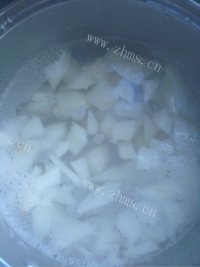 美味的冰糖雪梨做法图解3)