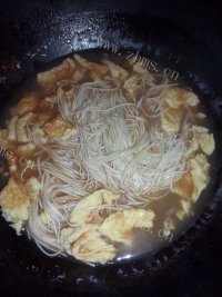 鸡蛋榨菜面做法图解8)