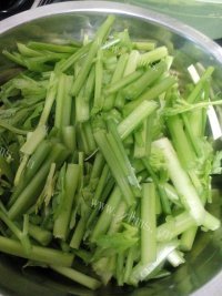 家常菜肉丝炒芹菜做法图解1)