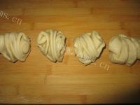 自制奶香小花卷做法图解10)