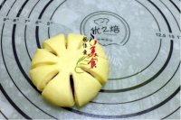 美味的紫薯花包做法图解7)