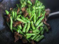 口感好的豆角炒肉做法图解6)