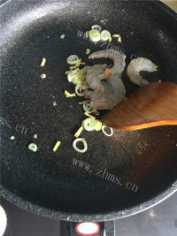 家常:苦瓜虾仁滑蛋做法图解5)