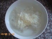 美味的雪梨银耳瘦肉汤做法图解1)