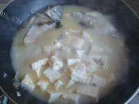 喷香的鲫鱼豆腐汤做法图解5)