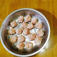 可口的云耳蒸肉丸做法图解3)