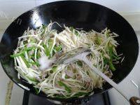 家常菜茭白青椒炒肉丝做法图解5)