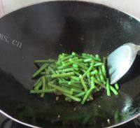 香脆可口肉末豆角做法图解7)