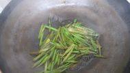 爽口的芹菜炒豆干做法图解5)
