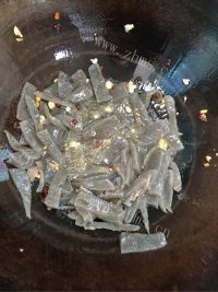 美味泡椒白菜梗炒魔芋做法图解3)
