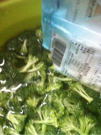 家常菜西兰花炒肉做法图解2)