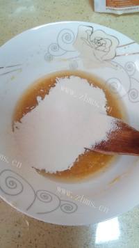 特色可可焦糖戚风卷做法图解4)