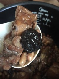 美味的花生猪蹄做法图解8)