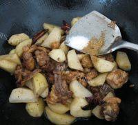 家常菜土豆烧鸡肉做法图解8)