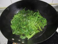 美味的香椿摊鸡蛋做法图解2)