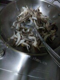 家常菜肉片炒平菇做法图解6)