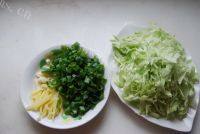 家常菜清炒包菜丝做法图解1)