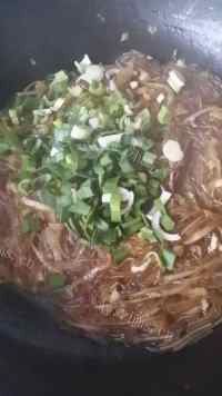 特色美食酸菜粉条做法图解10)