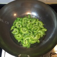 珍馐美味的苦瓜煎蛋做法图解3)