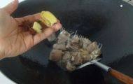 美味的笋烧排骨做法图解7)
