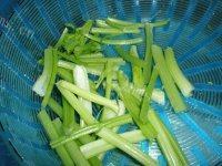 豆干炒芹菜自制做法图解4)