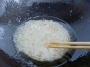 脆嫩可口的花生芝麻糖做法图解2)
