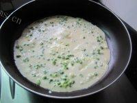 鸡蛋葱油饼做法图解4)