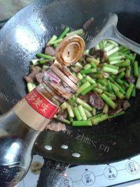 家常菜蒜苔炒牛肉做法图解6)