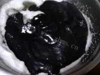 爱吃竹炭抹茶奶冻卷做法图解12)