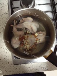 美味的鹌鹑雪梨汤做法图解4)